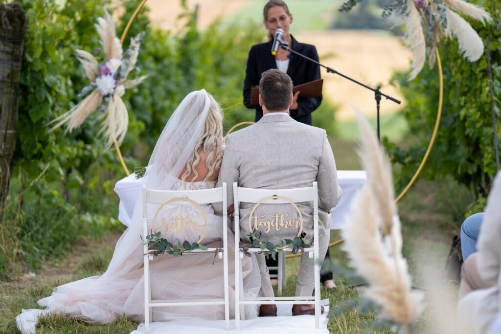 Hochzeitspaar im Weingarten