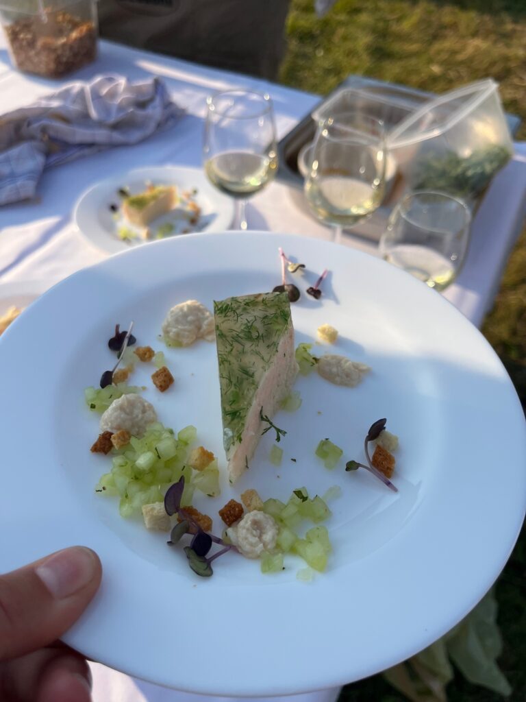 Catering - jemand hält einen Teller mit Essen in der Hand